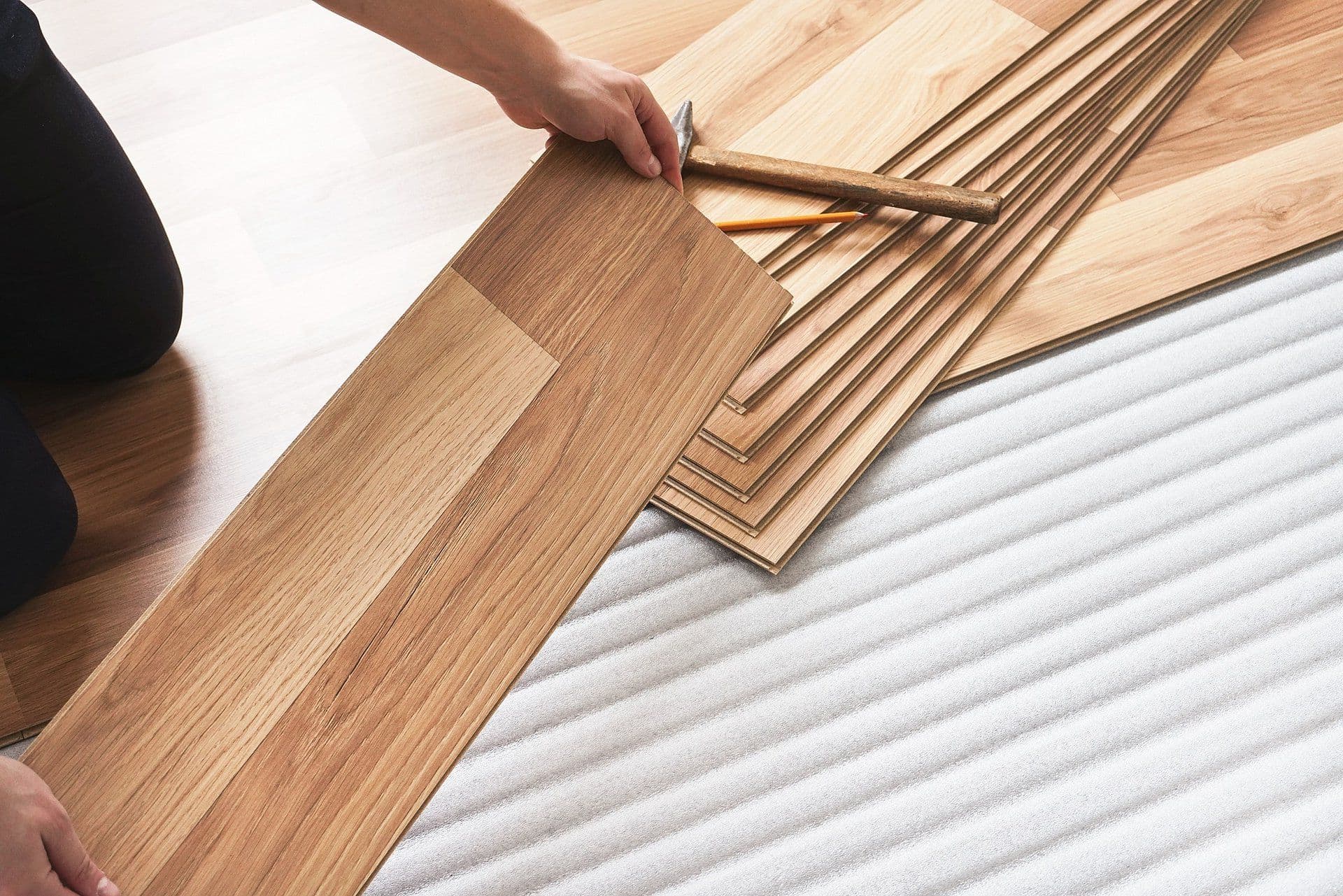 Czy można dać folię pod panele winylowe?